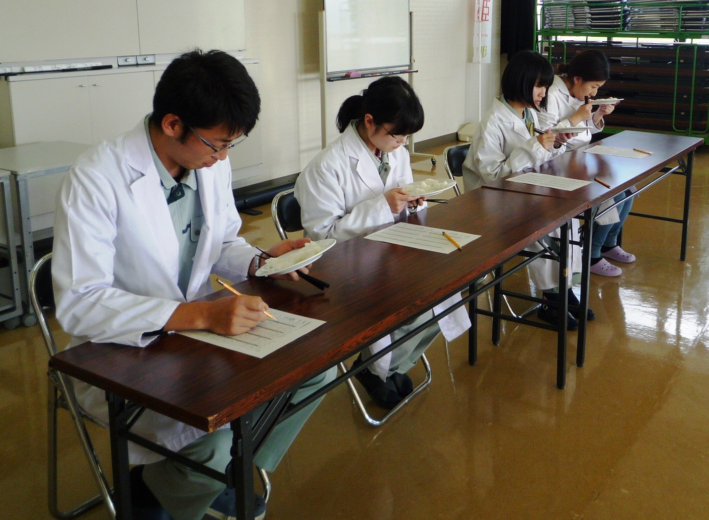 食味官能試験の様子（写真）