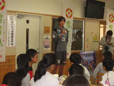 モンテディオ山形の選手と「雪若丸」学校給食会を行いました