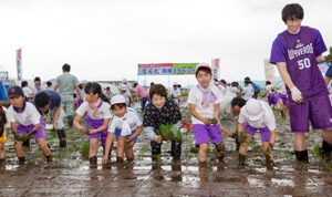 知事と山形市立第二小学校の児童