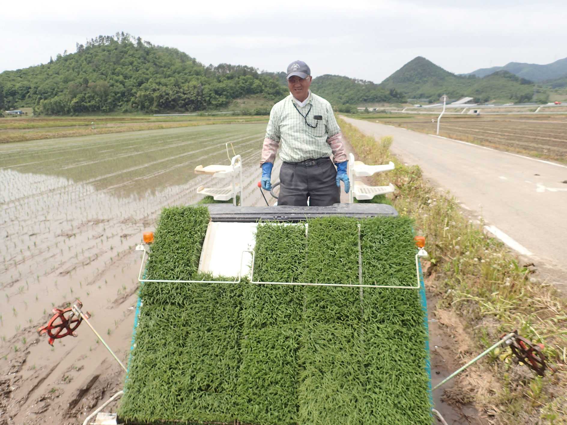 「元気に育てよ！」丁寧に田植えを行う山口ひらくさん