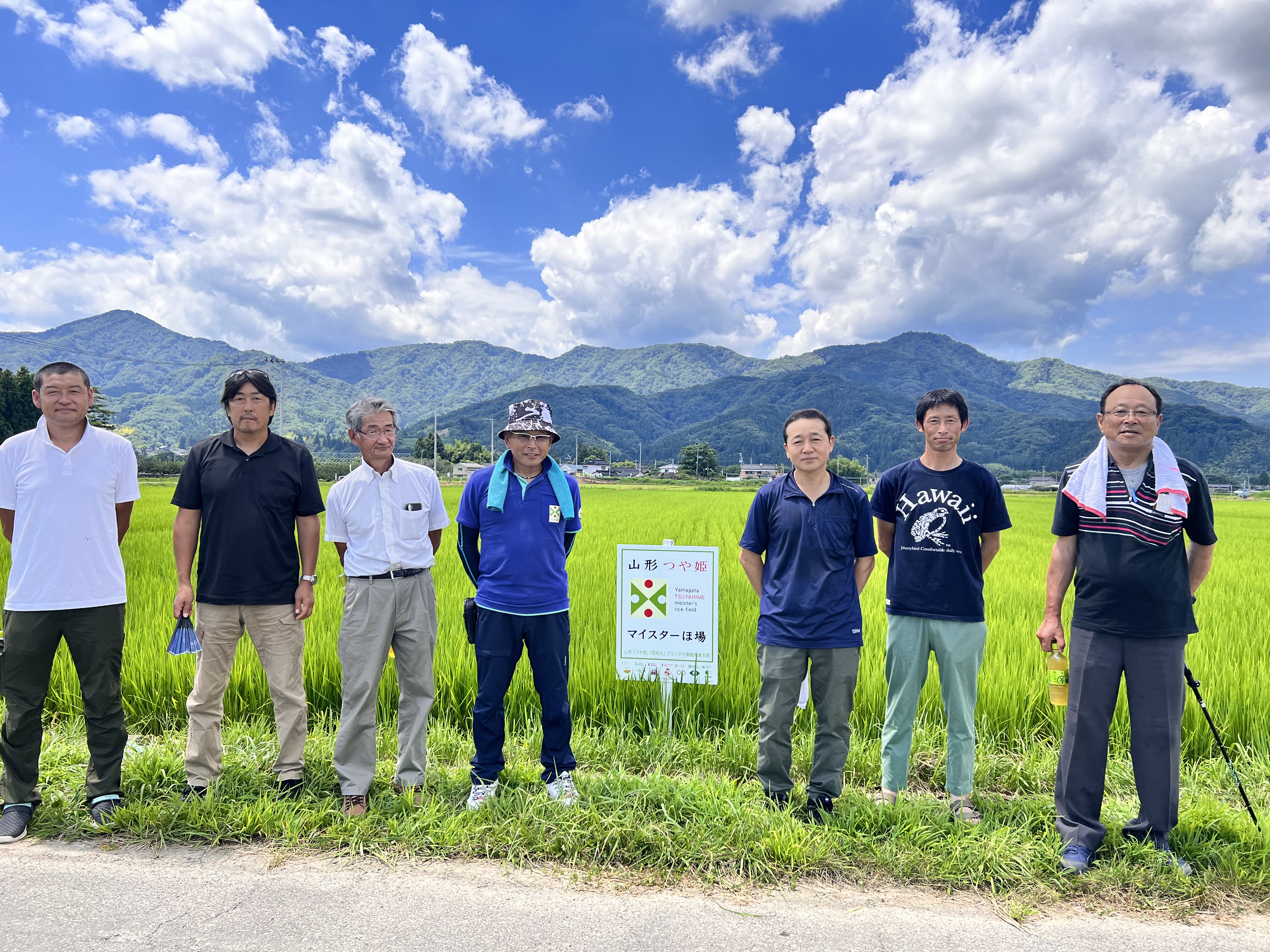 鈴木仁マイスター（右から３人目）と置賜地域つや姫マイスター