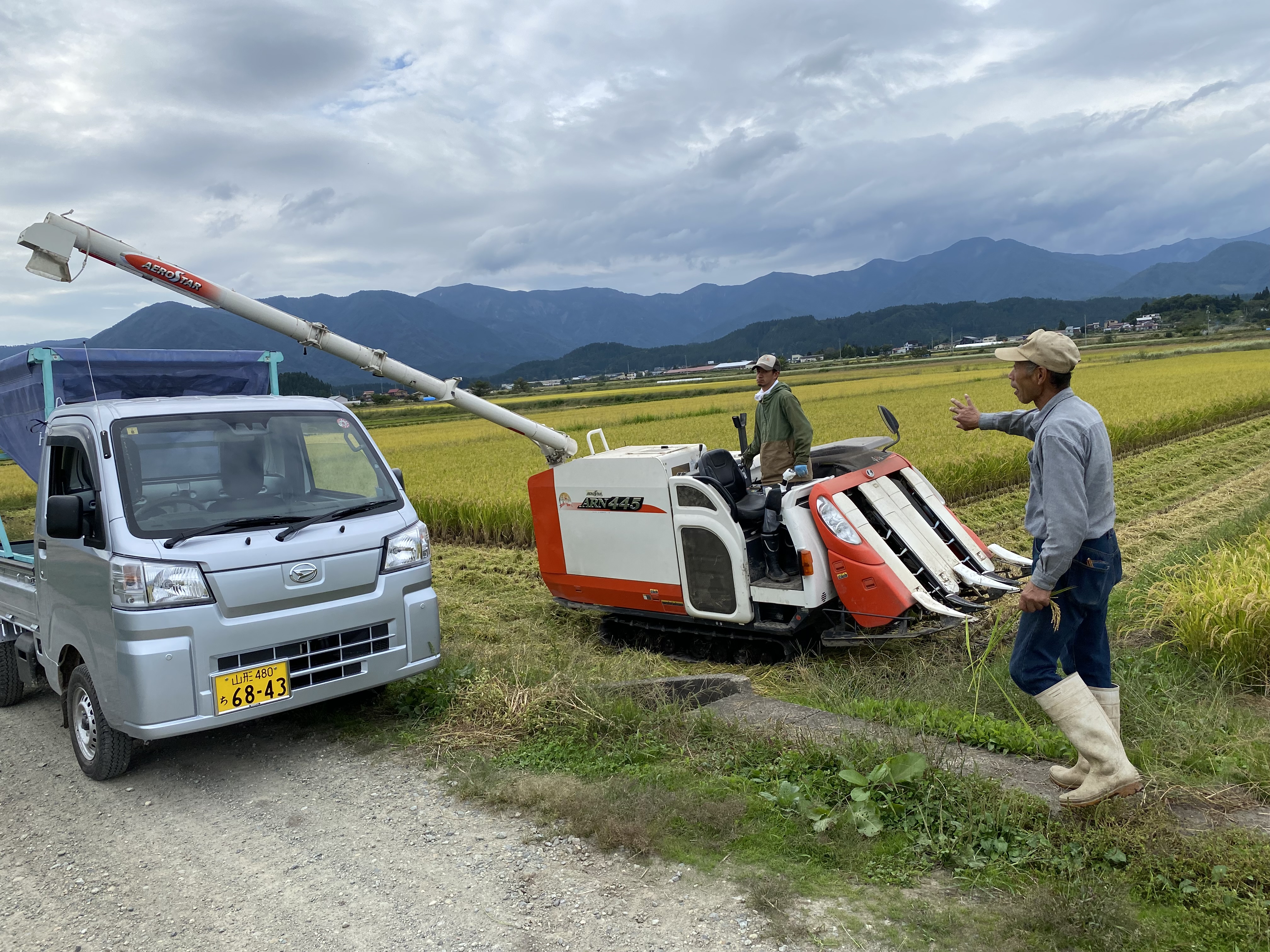 オペレーターに指示を出す海藤力マイスター（右）