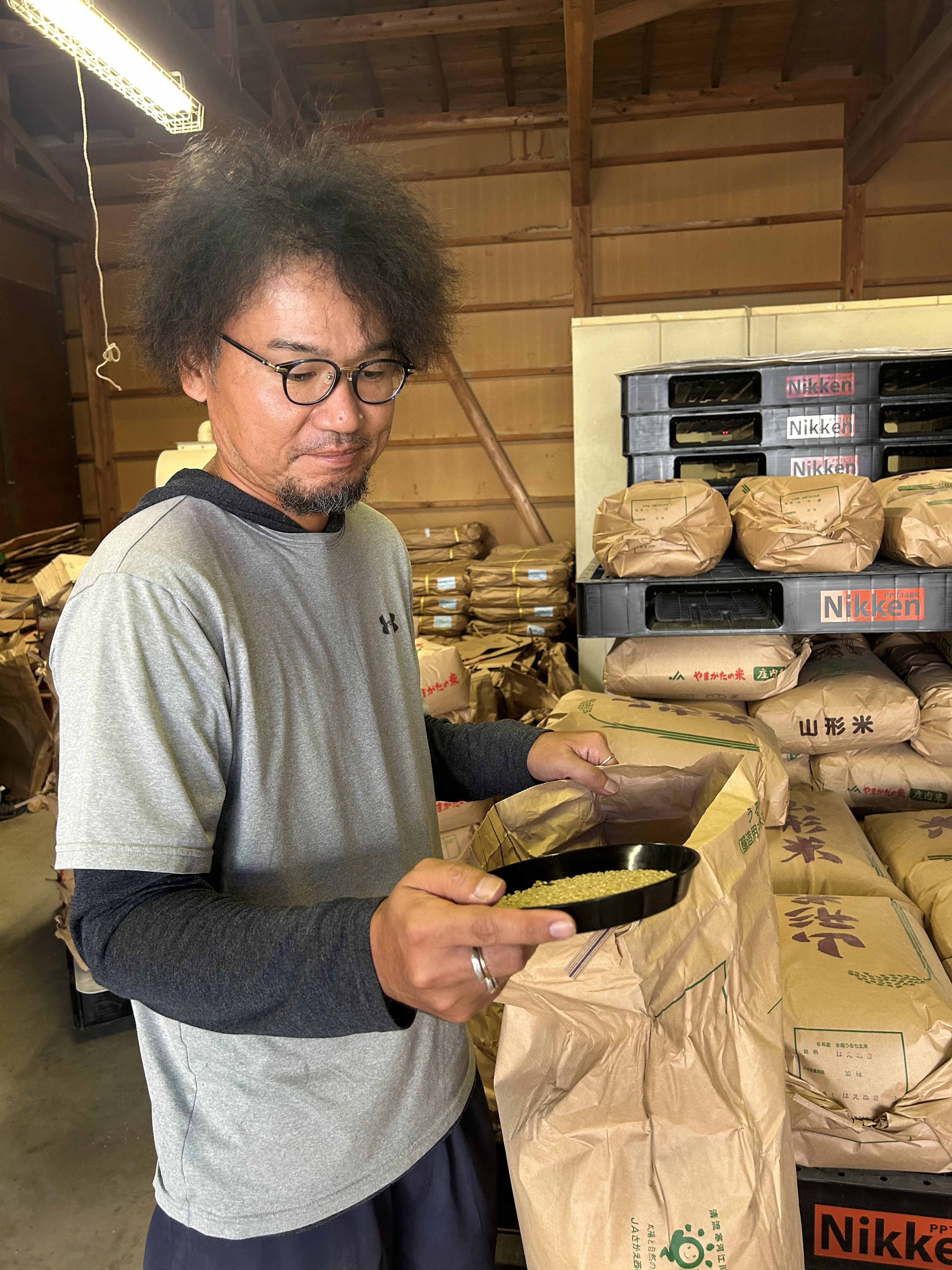 「つや姫」の品質を確認する土屋マイスター