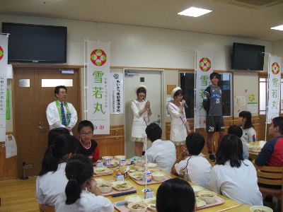 モンテディオ山形の選手と「雪若丸」学校給食会を行いました