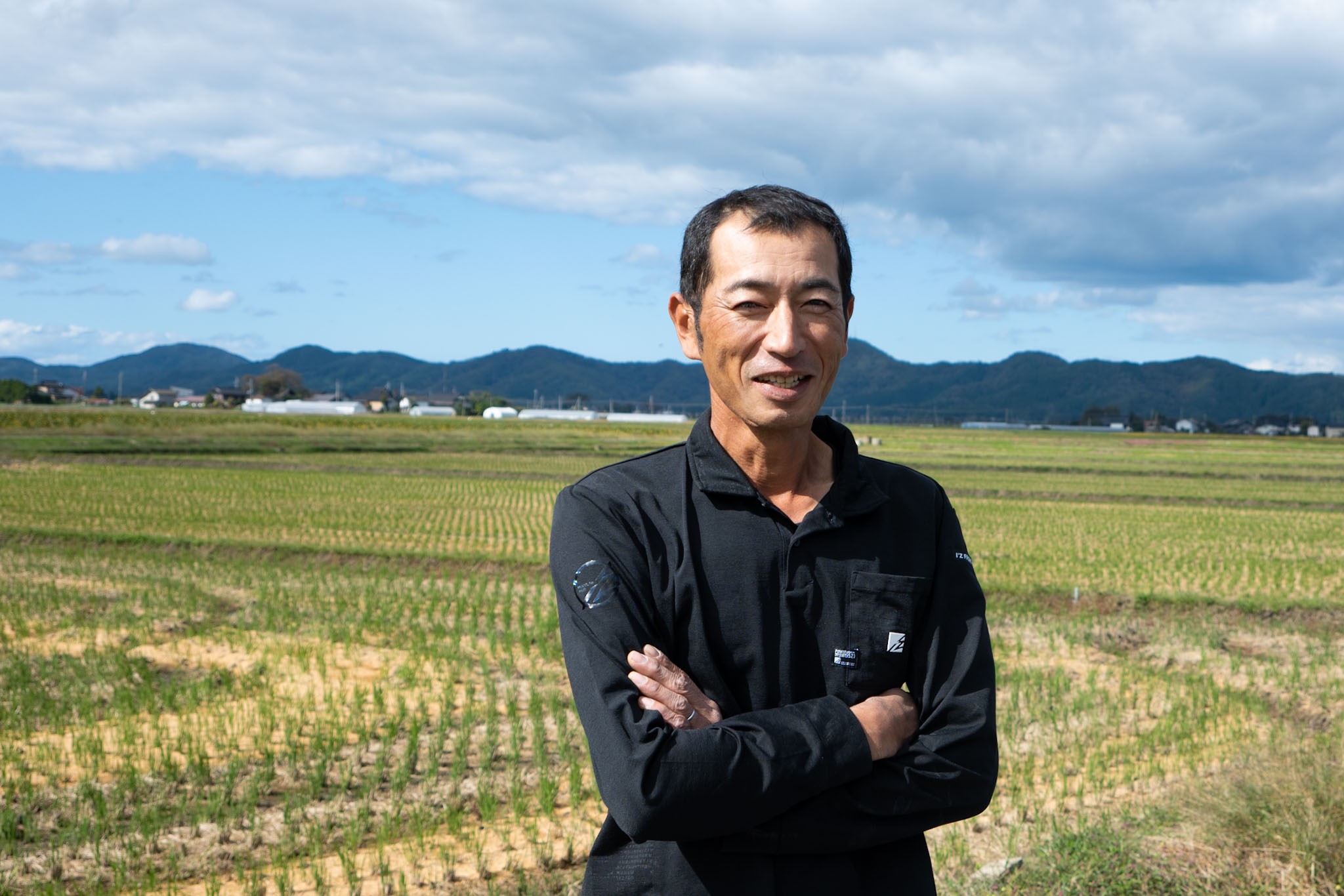 刈取りを終えた田んぼの前で