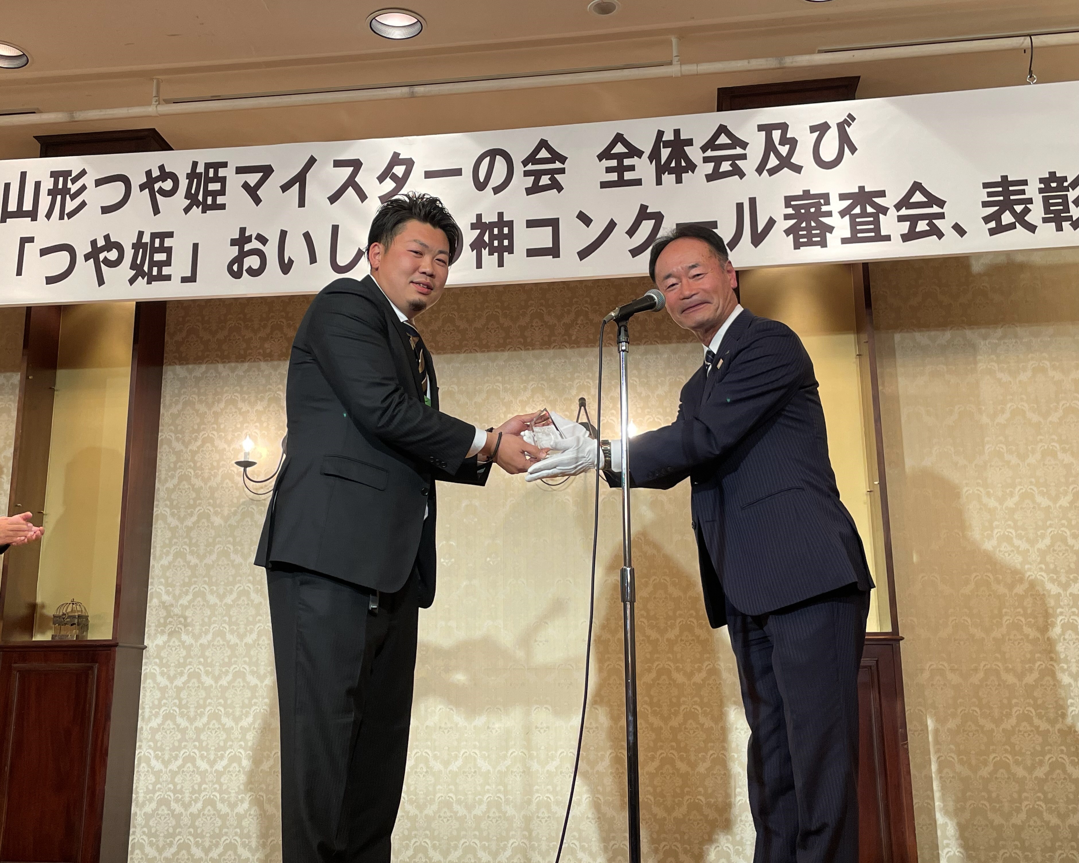 川村会長（右）から表彰される齋藤マイスター（左）