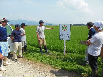 栽培のポイントを説明する増川さん（写真中央）