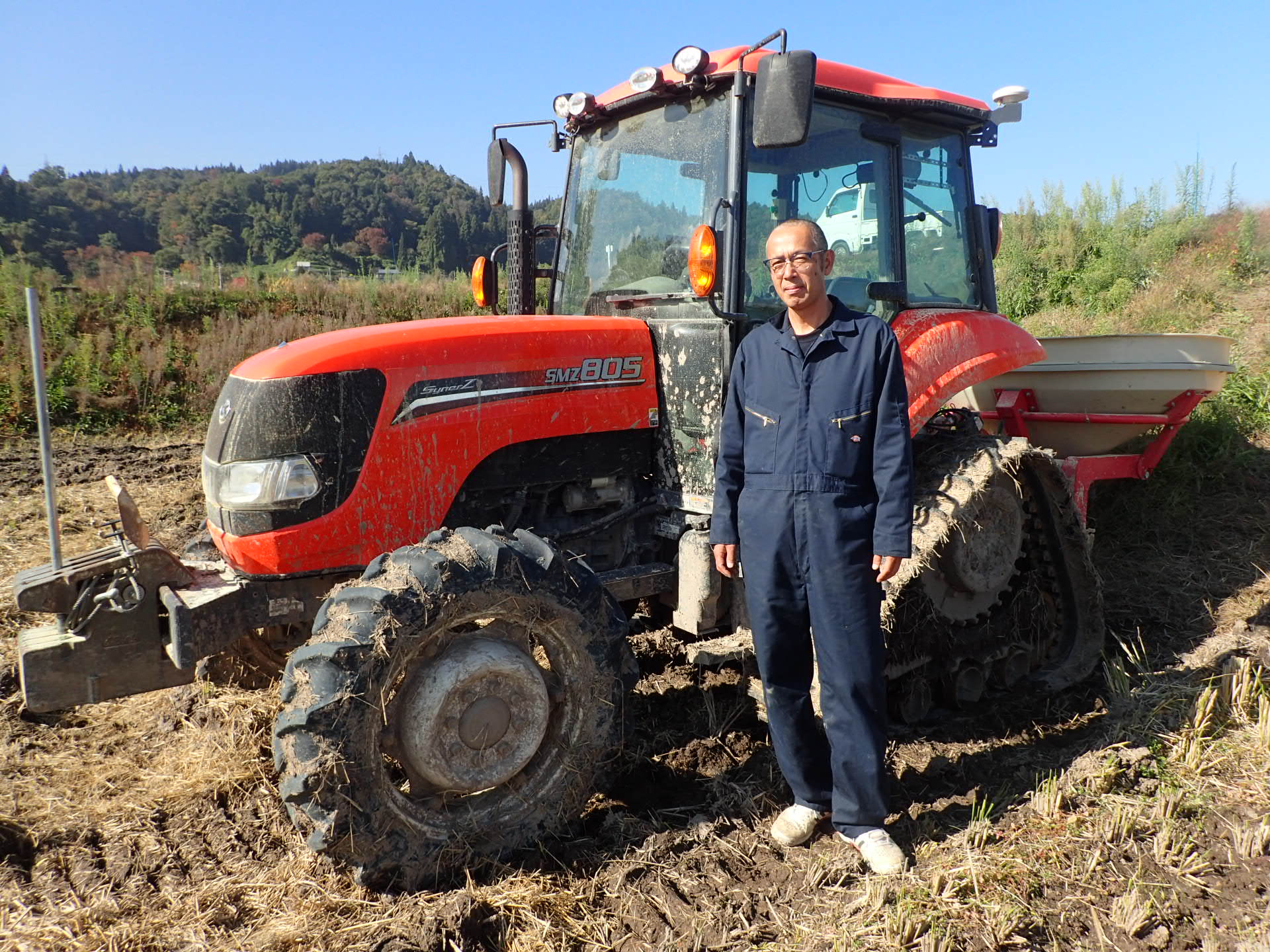 ケイ酸資材の散布を終えた伊藤マイスター