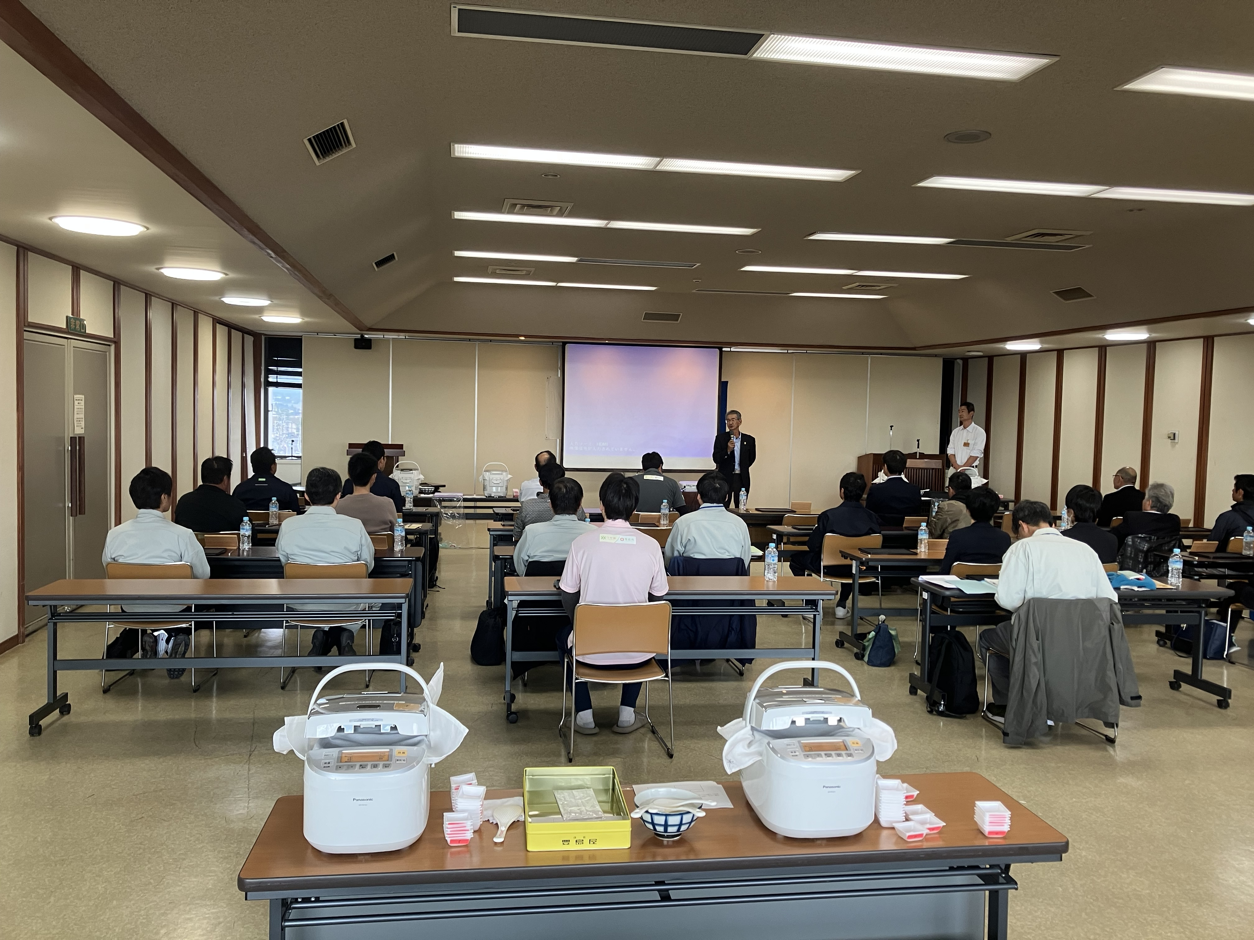 会場には炊飯器を複数台用意し、それぞれ実食・評価を行いました
