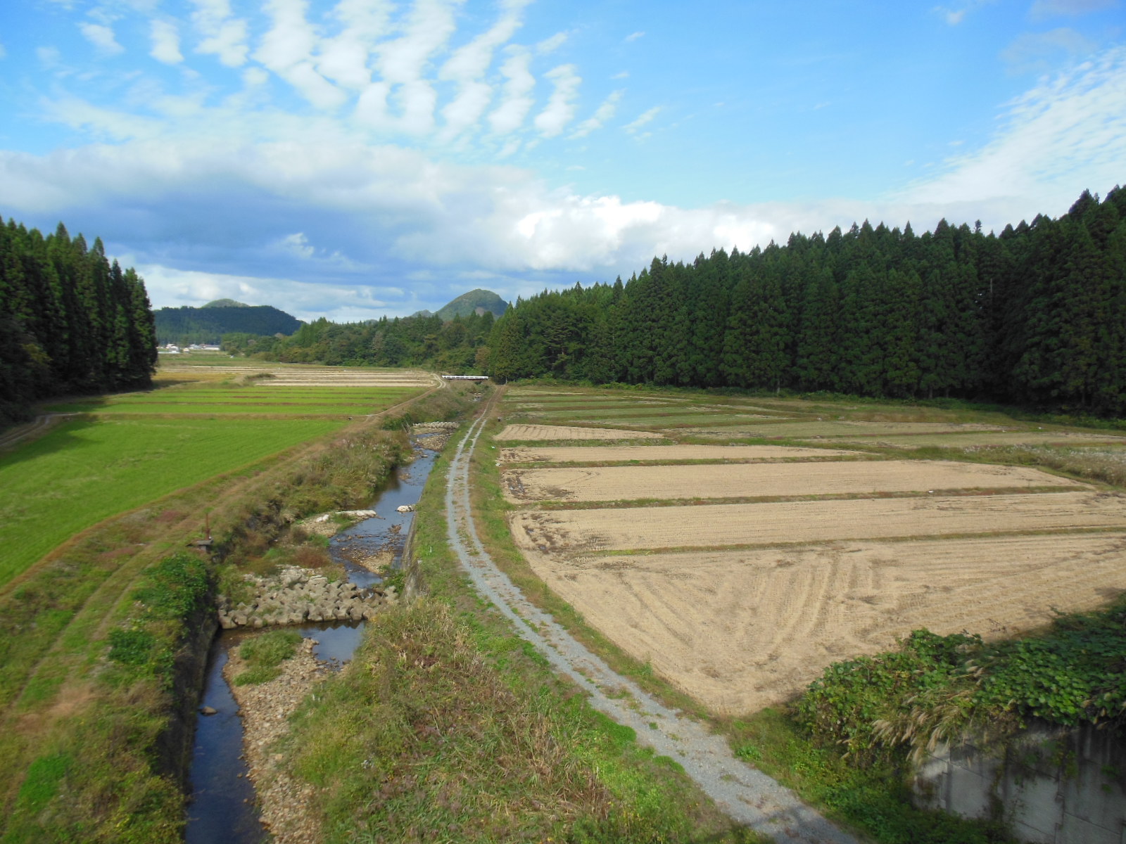 稲刈りが終わり、静かに秋を迎えた金山町